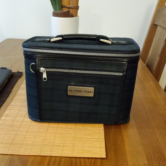 LUGGAGE MAKE-UP BAG - Picture 1 of 4